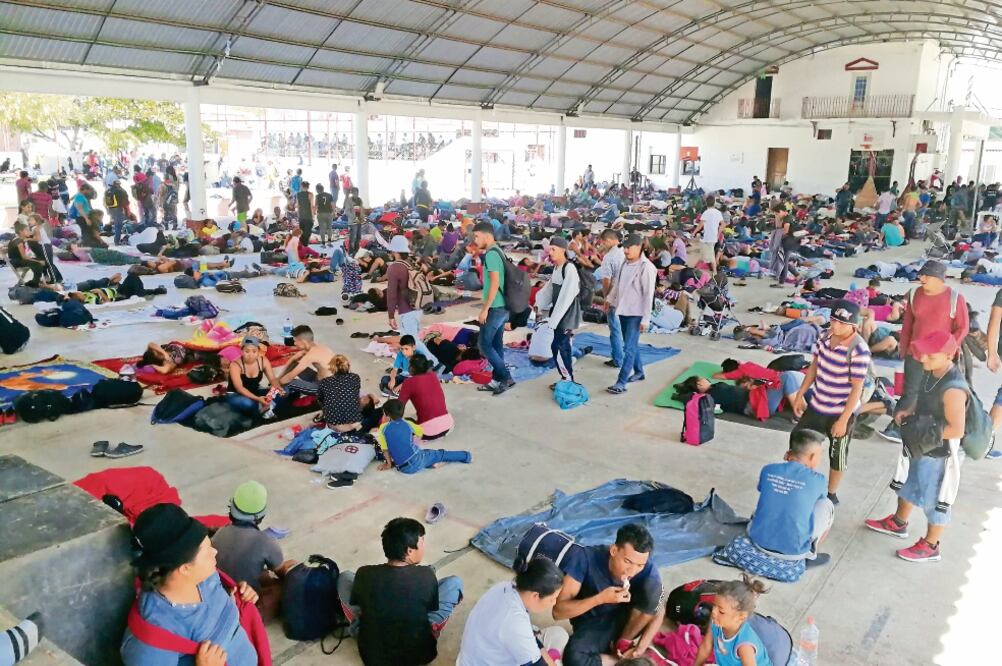 Los migrantes centroamericanos descansaron en el auditorio y en el parque municipal de Santo Domingo Ingenio, donde recibieron ayuda del ayuntamiento. (ROSELIA CHACA. EL UNIVERSAL)