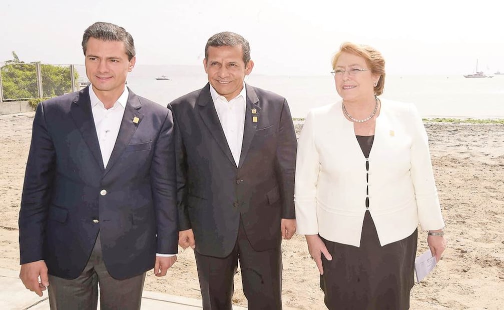 Los presidentes de México, Enrique Peña Nieto; de Perú, Ollanta Humala, y de Chile, Michelle Bachelet, pasean en una playa de la ciudad de Paracas, en el marco de la clausura de trabajos de la X Cumbre de la Alianza del Pacífico. Foto: ESPECIAL