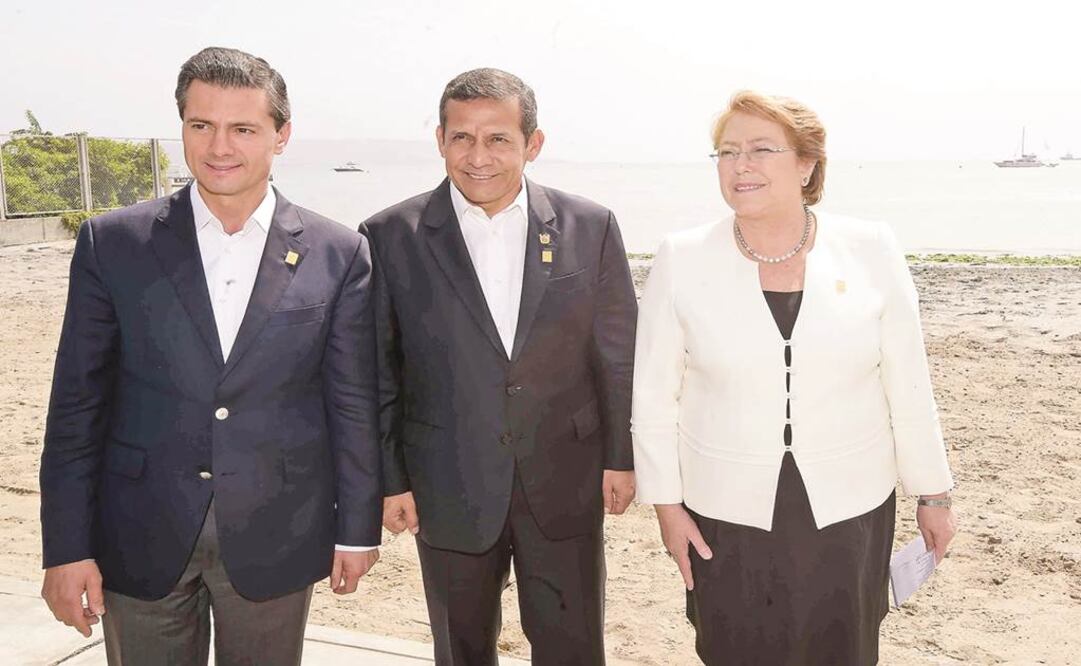 Los presidentes de México, Enrique Peña Nieto; de Perú, Ollanta Humala, y de Chile, Michelle Bachelet, pasean en una playa de la ciudad de Paracas, en el marco de la clausura de trabajos de la X Cumbre de la Alianza del Pacífico. Foto: ESPECIAL