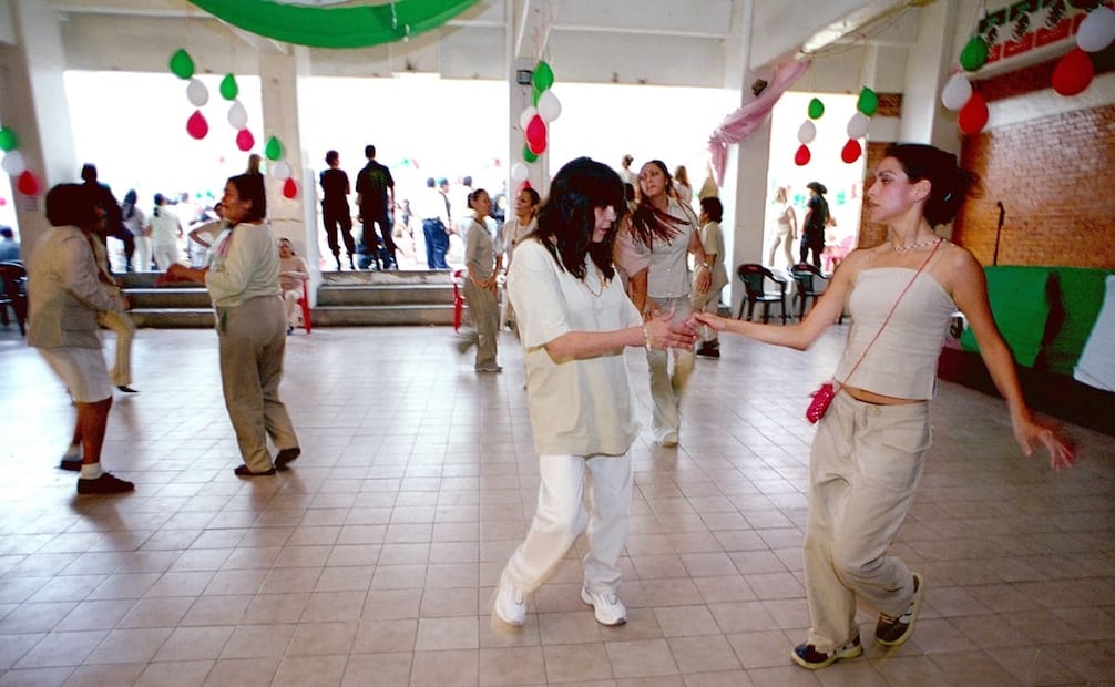 Festejos patrios en el Reclusorio Norte Femenil, 2004, con baile y comida típica mexicana. Una década después, para el 15 de septiembre de 2014, el Reclusorio Varonil Norte tuvo una carrera de 5 kilómetros encabezada por el cuerpo administrativo del penal y 50 reos. Foto: Jorge Serratos/Archivo EL UNIVERSAL.