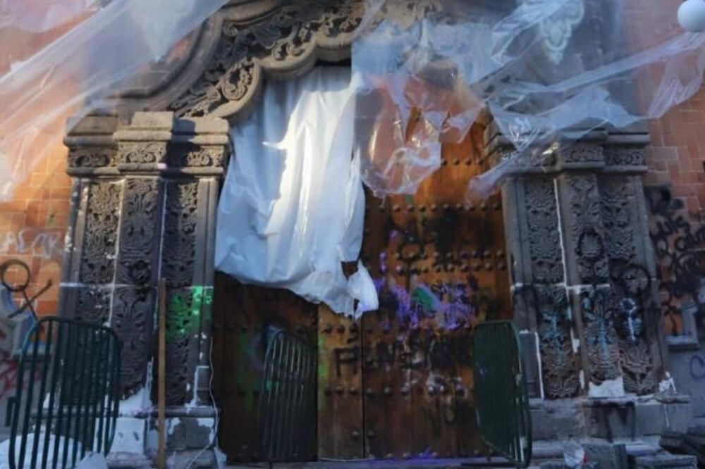 La gobernadora de Tlaxcala, Lorena Cuéllar Cisneros, ordenó emplayar las paredes y columnas del Palacio de Gobierno y colocar una muralla metálica para proteger el edificio Foto: Especial 