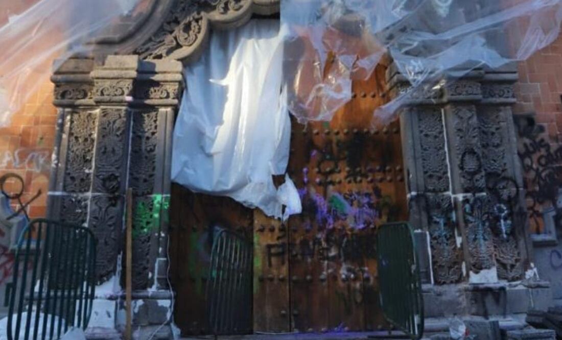 La gobernadora de Tlaxcala, Lorena Cuéllar Cisneros, ordenó emplayar las paredes y columnas del Palacio de Gobierno y colocar una muralla metálica para proteger el edificio Foto: Especial