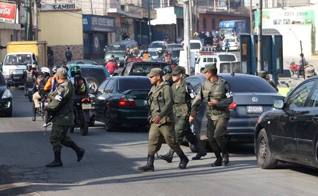 Soldados guatemaltecos transitaron por una de las calles de los 30 municipios de Guatemala en los que estuvieron desplegados en los últimos años en labores de seguridad ciudadana en apoyo a la Policía Nacional Civil. (Foto: diario La Hora, de Guatemala)