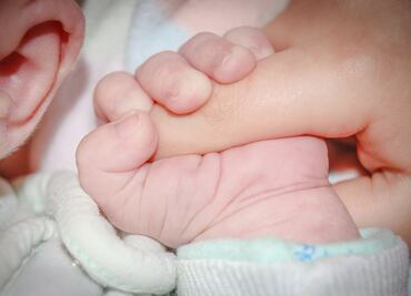 Bebé nace con 26 dedos en India y es comparada con una "diosa reencarnada"