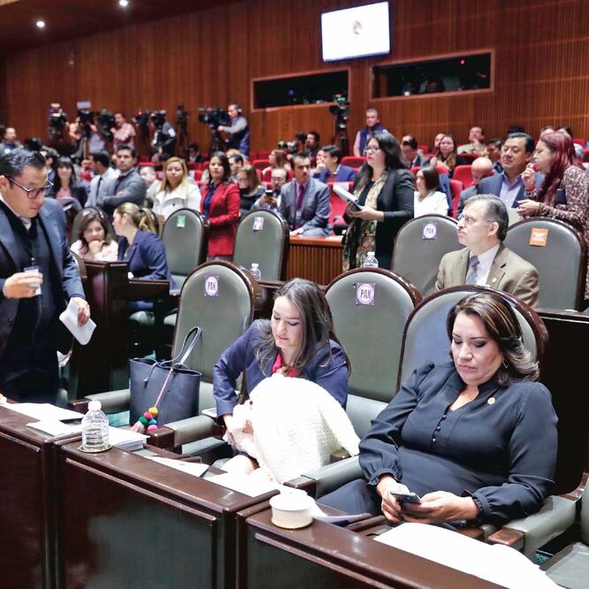 Las iniciativas del Ejecutivo federal se presentaron ayer en el Palacio Legi sl at ivo de San Lázaro para que se discutan en el próximo periodo de sesiones (DIEGO SÁNCHEZ. EL UNIVERSAL)