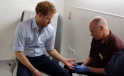 Príncipe Harry se hace prueba del VIH en vivo