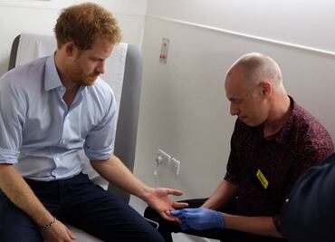 Príncipe Harry se hace prueba del VIH en vivo