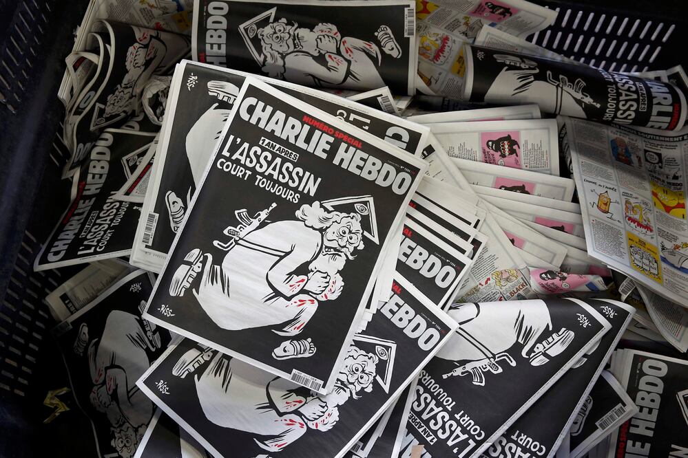 Copias de la última edición del semanario francés Charlie Hebdo con el título " Un año después , el asesino sigue en la carrera" (REUTERS)