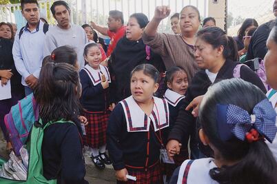 Se confrontan por suspensión de clases  