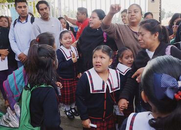 Se confrontan por suspensión de clases