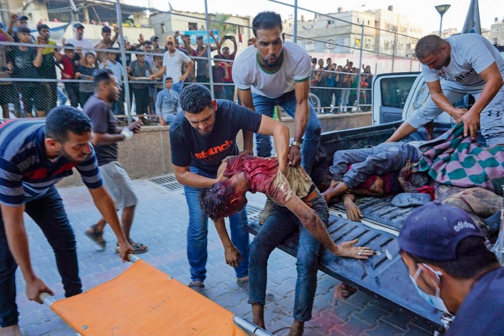 Palestinos lesionados en el hospital Naserde Khan Yunis, en Gaza, tras un ataque. Foto: Bashar Taleb | AFP