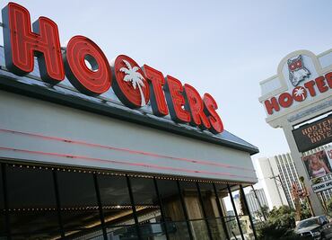 Hooters ajusta política de sus uniformes tras quejas de las meseras