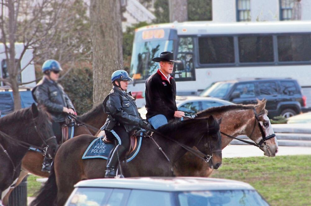 El secretario del Interior de EU, Ryan Zinke (de sombrero), al llegar, ayer, a su oficina en Washington DC. (AP)