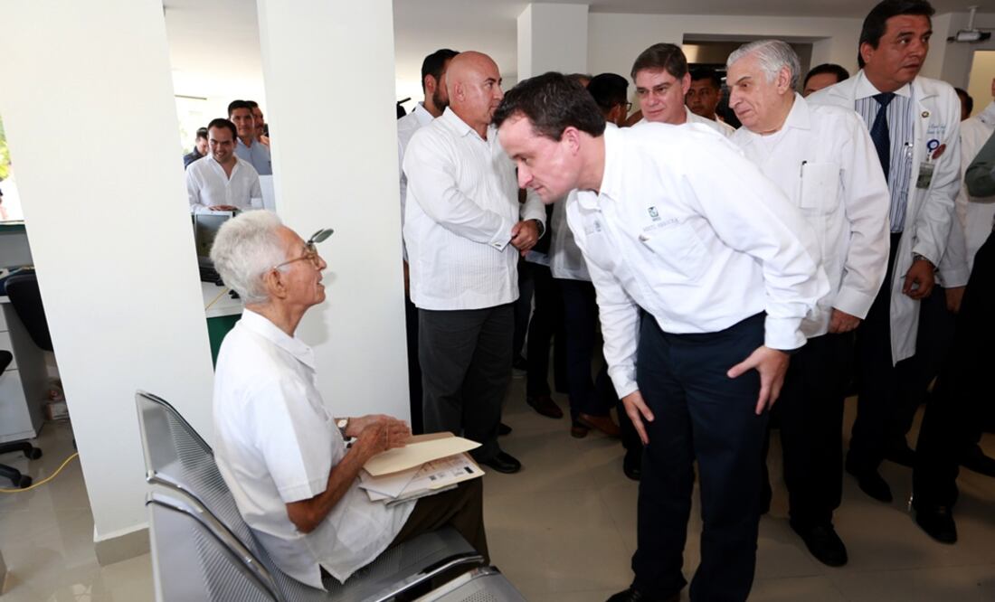 Acompañado del gobernador de Tabasco, Arturo Núñez, el director del IMSS reinauguró la Unidad de Medicina Familiar número 39. /Especial - IMSS