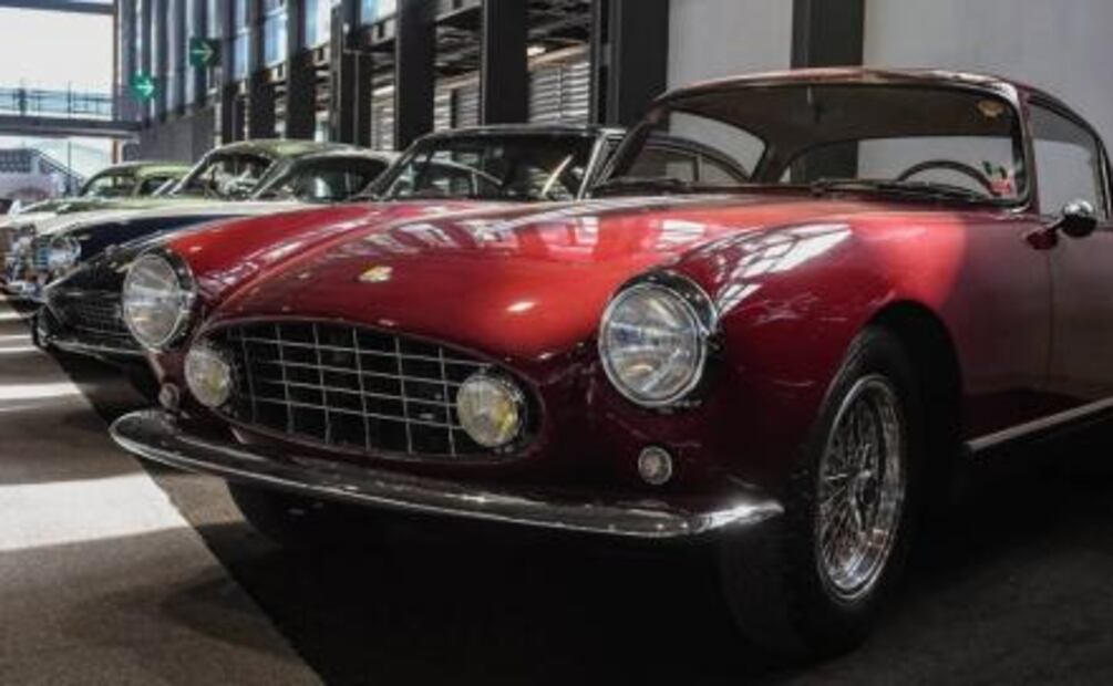 Vehículos clásicos exhiben su belleza en la UNAM