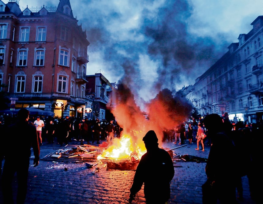Grupos de globalifóbicos encabezaron las protestas en Hamburgo, por la cumbre del G20 (MICHAEL PROBST. AP)