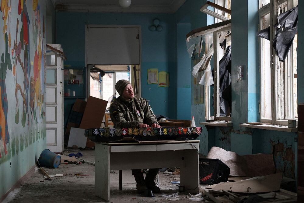 Un soldado ucraniano toca el piano en un edificio escolar destruido como consecuencia de un ataque con misiles en la ciudad de Kostiantynivka, el 10 de diciembre de 2023, en medio de la invasión rusa de Ucrania. FOTO: ANATOLII STEPANOV. AFP