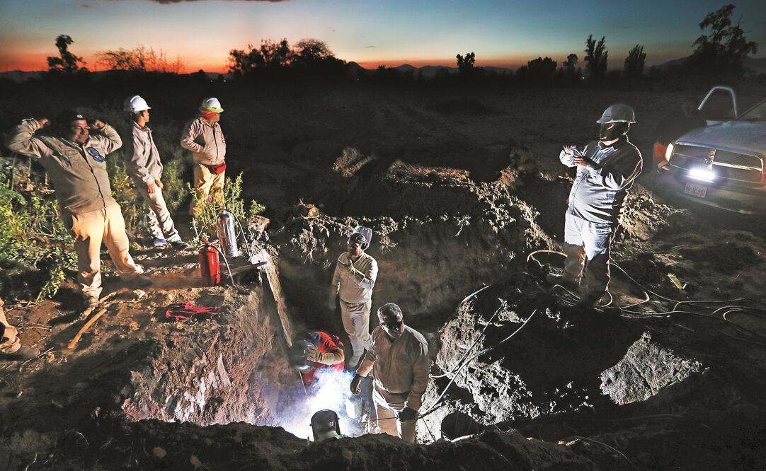 En Guanajuato se reportó el bloqueo de carreteras con vehículos quemados en ambos sentidos, algunos de ellos en el tramo que atraviesa por la comunidad Santa Rosa de Lima. (VALENTE ROSAS)