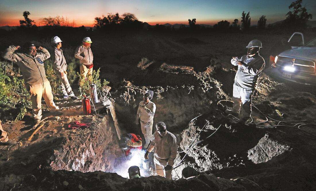 En Guanajuato se reportó el bloqueo de carreteras con vehículos quemados en ambos sentidos, algunos de ellos en el tramo que atraviesa por la comunidad Santa Rosa de Lima. (VALENTE ROSAS)