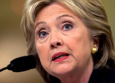 Departamento de Estado reabre caso contra Clinton