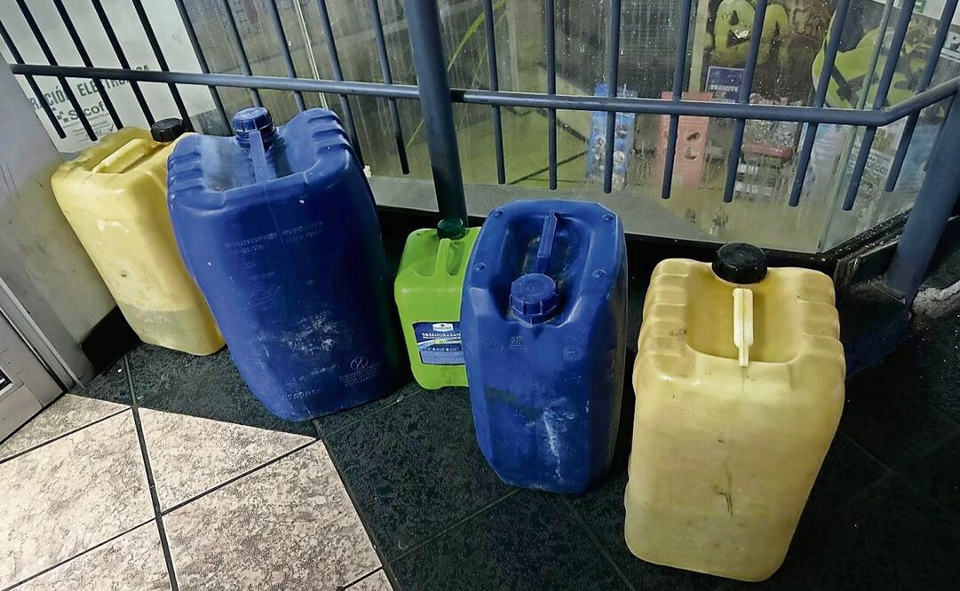 Los cinco bidones y una manguera fueron llevados al Ministerio Público junto con los detenidos. Foto: Especial