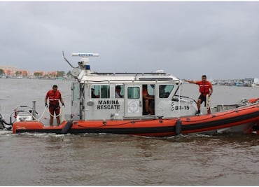 Marinos rescatan a 6 pescadores antes de estrellarse en muelle de Progreso, Yucatán; la embarcación quedó sin propulsión