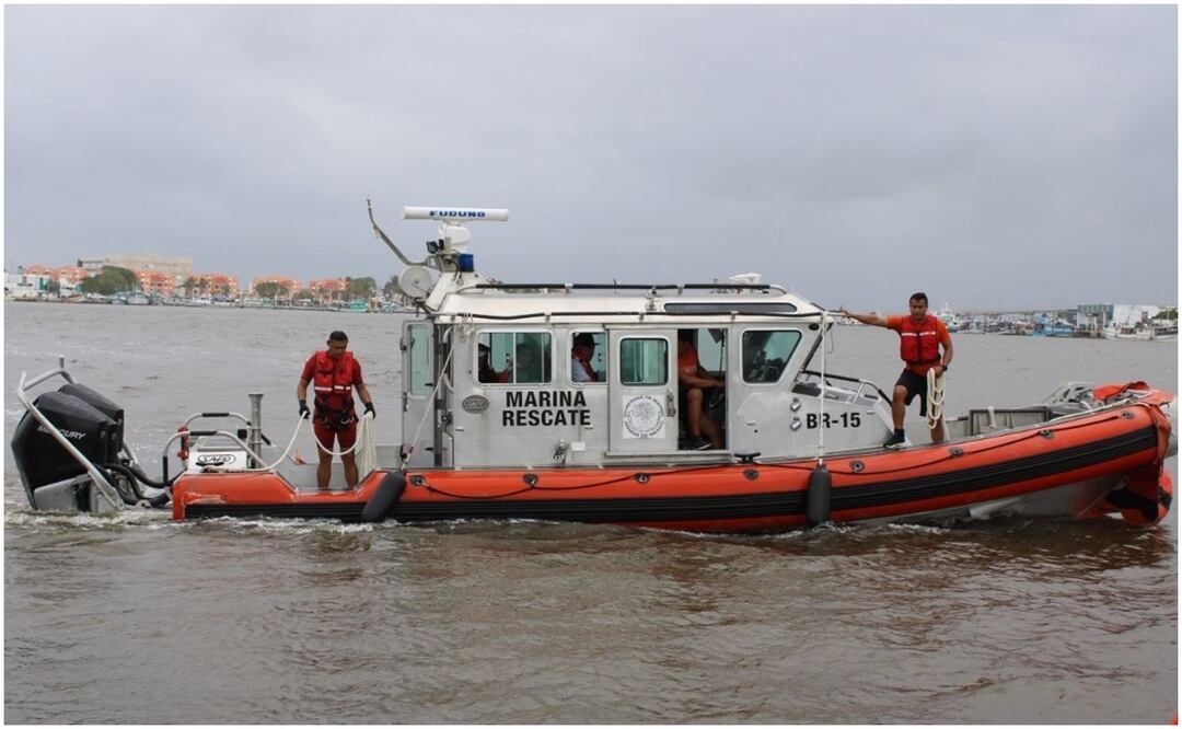 Elementos de la Secretaría de Marina Armada de México rescatan a seis pescadores antes de estrellarse en muelle de Progreso, Yucatán (19/10/2024). Foto: Especial
