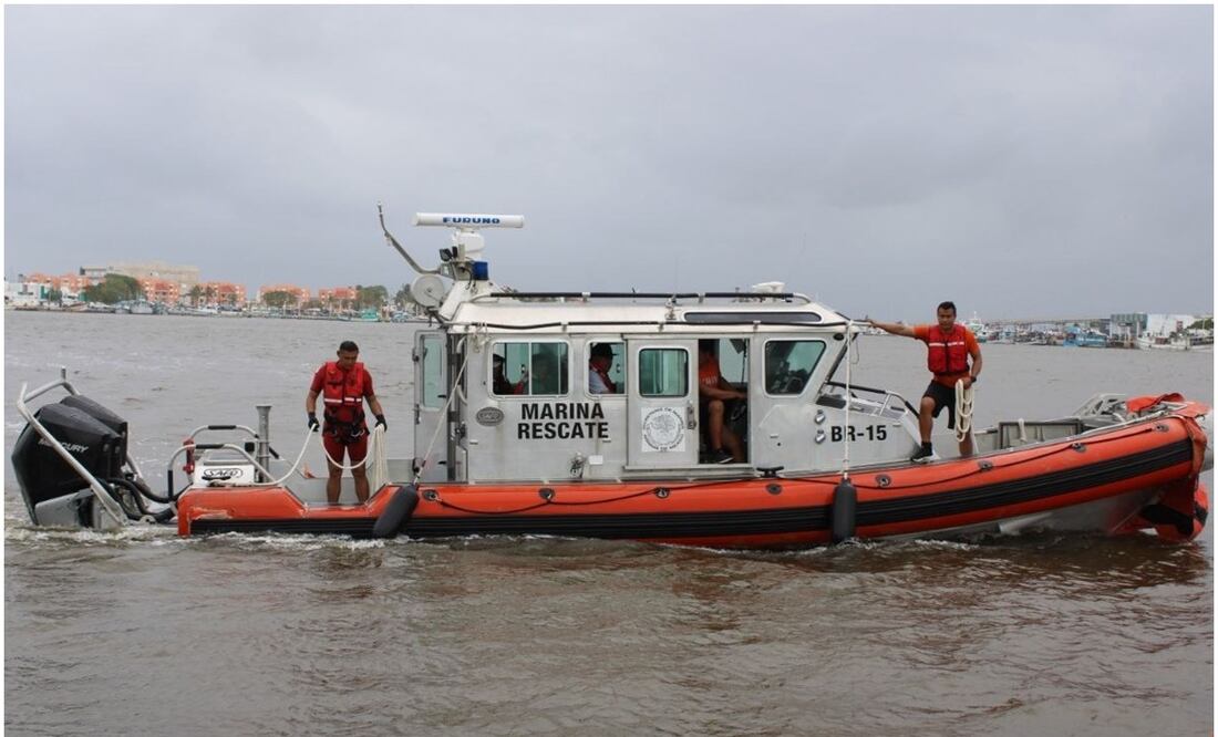 Elementos de la Secretaría de Marina Armada de México rescatan a seis pescadores antes de estrellarse en muelle de Progreso, Yucatán (19/10/2024). Foto: Especial