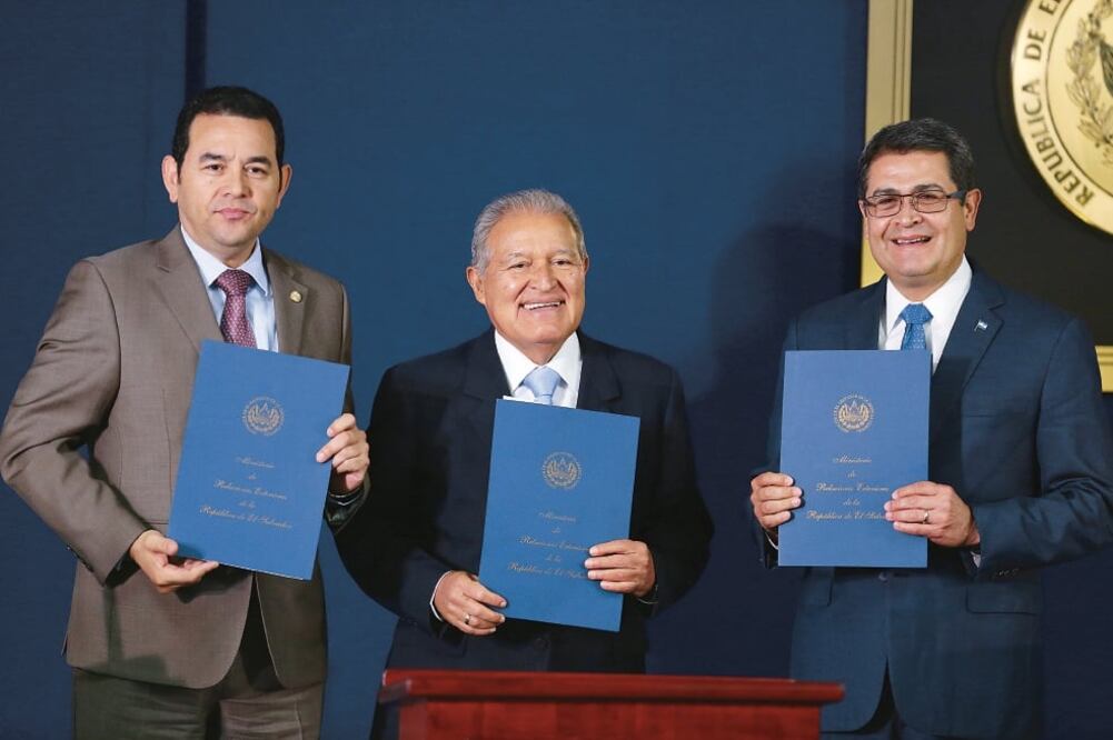 Los presidentes, de Guatemala, Jimmy Morales; el Salvador, Salvador Sánchez Cerén y Honduras, Juan Orlando Hernández, tras firmar, el martes, el acuerdo para desplegar una fuerza trinacional (OSCAR RIVERA. EFE)