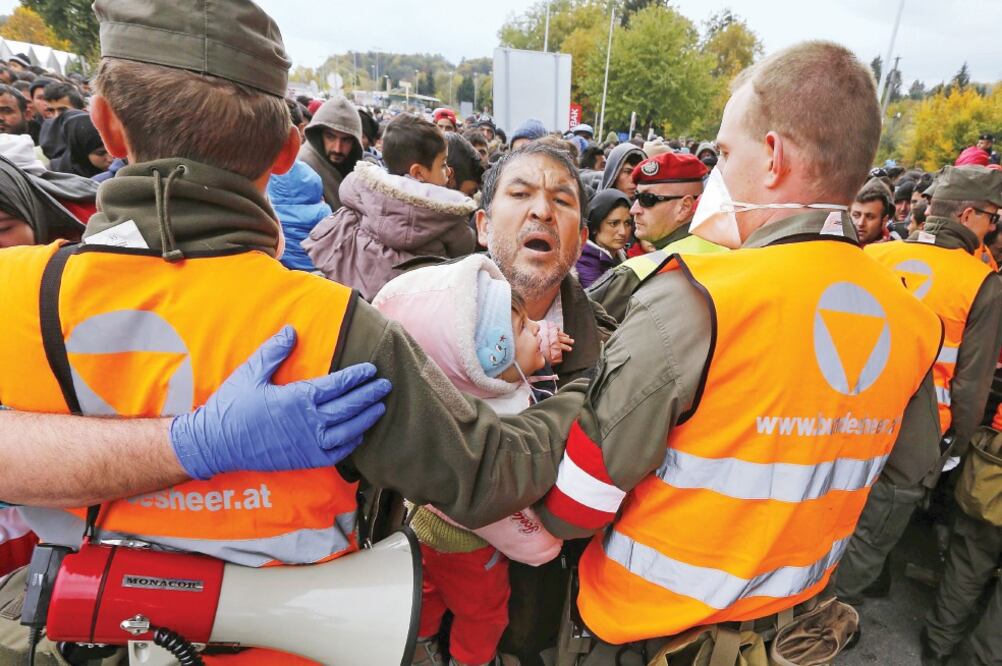 Soldados austriacos trataban ayer de controlar a los inmigrantes que cruzan la frontera con Eslovenia, cerca de Spielfeld (ANTONIO BAT. EFE)