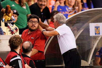 Tuca, 'orinado' por la afición del América