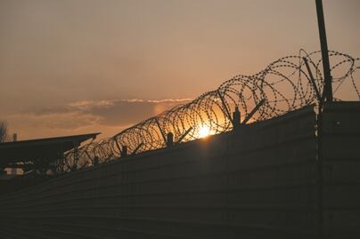 Irán ejecuta en público a un joven por asesinar a tiros a un abogado