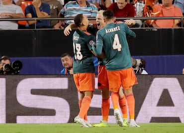 Ajax derrotó al Valencia; Edson Álvarez titular