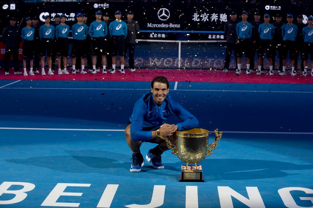 AP. Nadal celebrando con su trofeo en Pekín