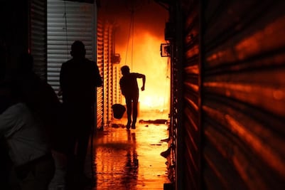 Reportan más de 100 locales afectados por incendio en Central de Abasto de Oaxaca; controlado el 90%