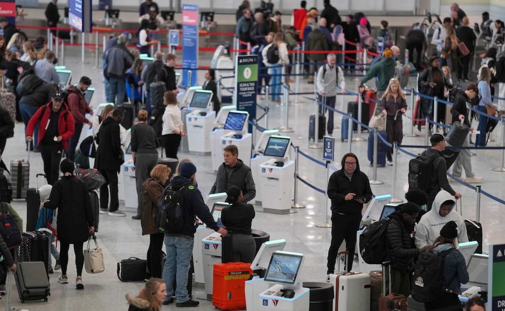 Terminal 1 del Aeropuerto Internacional de Minneapolis-St. Paul Airport después de una tormenta de nieve este lunes. (16/03/26) Foto: AP