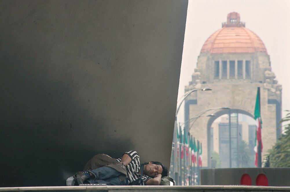 Algunas personas duermen afuera de oficinas de gobierno, bancos, de los hoteles y bajo los monumentos del Centro Histórico. Utilizan cartón, periódico, trapos sucios y cobijas lodosas para cubrirse del frío y de la lluvia (ARCHIVO EL UNIVERSAL)
