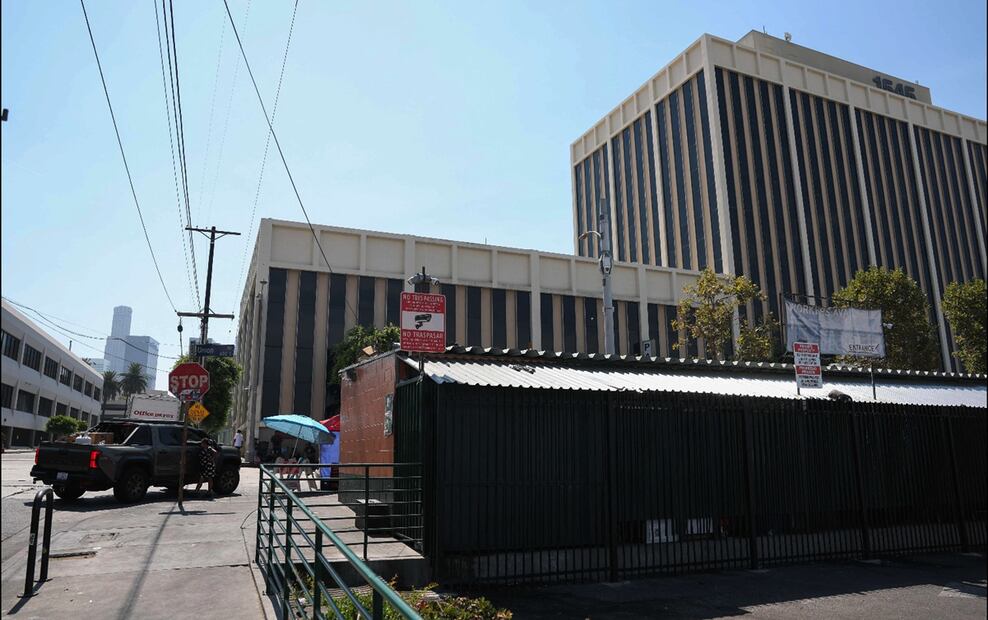 Trabajadores migrantes que se encontraban frente a una tienda Home Depot en Wilshire Blvd. fueron arrestados por la Patrulla Fronteriza de Aduanas y Protección Fronteriza (CBP) que usaban un camión Penske como parte de la "Operación Caballo de Troya" en Los Ángeles, California, el 6 de agosto de 2025. Foto: AFP