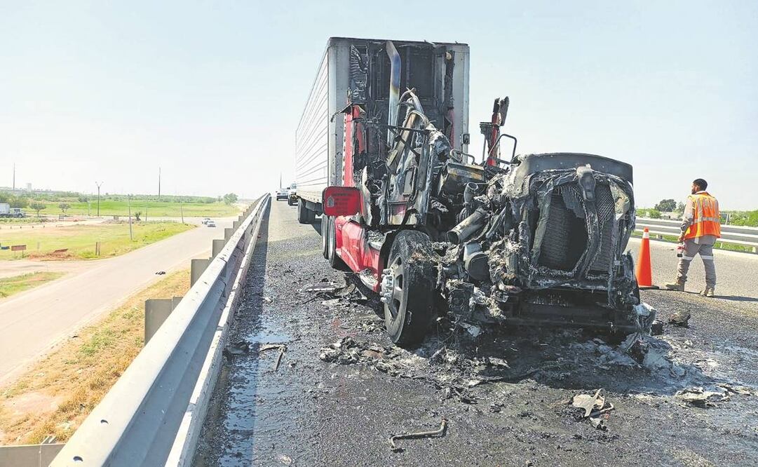 De acuerdo con testigos, cuatro hombres rociaron gasolina a uno de los tráileres para luego prenderles fuego; reportan que tres sujetos fueron detenidos. Foto: Javier Hernández/ EL UNIVERSAL.
