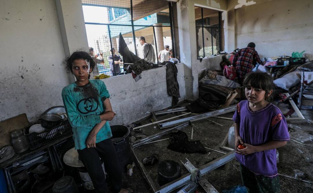 Una niña palestina herida se encuentra entre los escombros de una escuela del OOPS dañada tras un ataque aéreo israelí en el campamento de refugiados de al Nuseirat. Foto: EFE