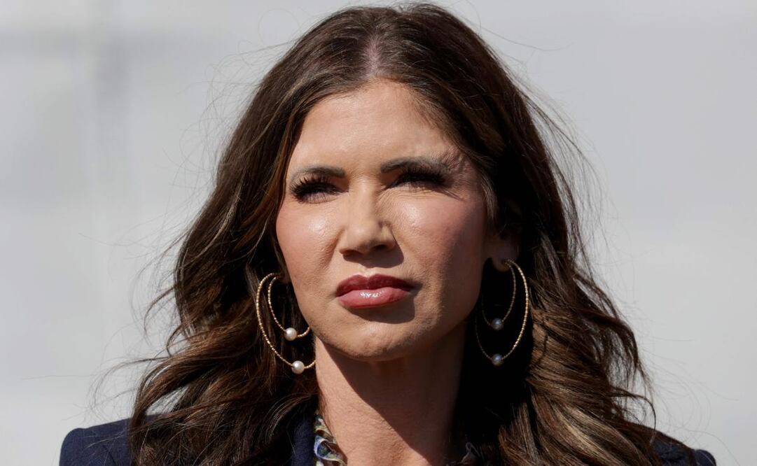 La secretaria del Departamento de Seguridad Nacional, Kristi Noem, observa durante una conferencia de prensa tras la descarga de paquetes de cocaína y marihuana del escampavías Stone de la Guardia Costera estadounidense en Port Everglades, Florida, el 20 de marzo de 2025. La Guardia Costera estadounidense descargó aproximadamente 45 millones de libras de narcóticos ilícitos con un valor de más de 517,5 millones de dólares, como resultado de 14 interdicciones realizadas por las tripulaciones del escampavías estadounidense. Foto: AFP