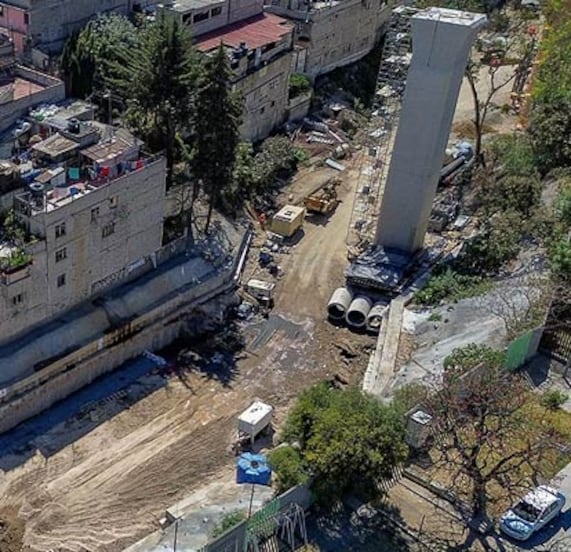 Sin escrituras, entre minas y con el Tren Interurbano encima