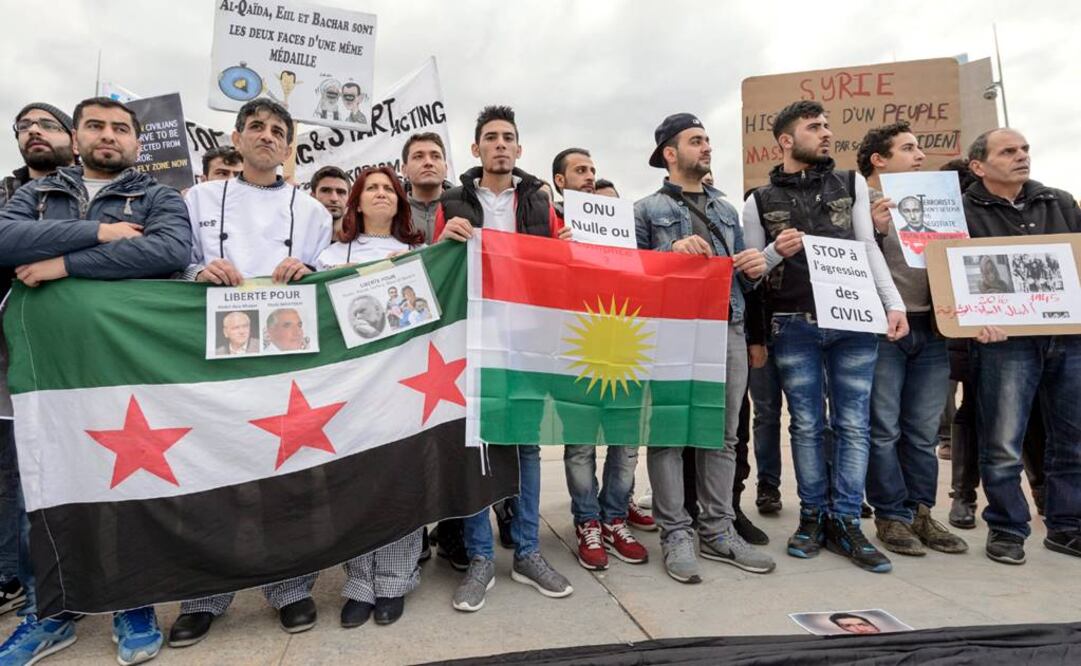 Decenas de personas participan en una manifestación contra el régimen sirio en Ginebra, en el marco del comienzo de las negociaciones de paz para Siria (Foto: EFE)