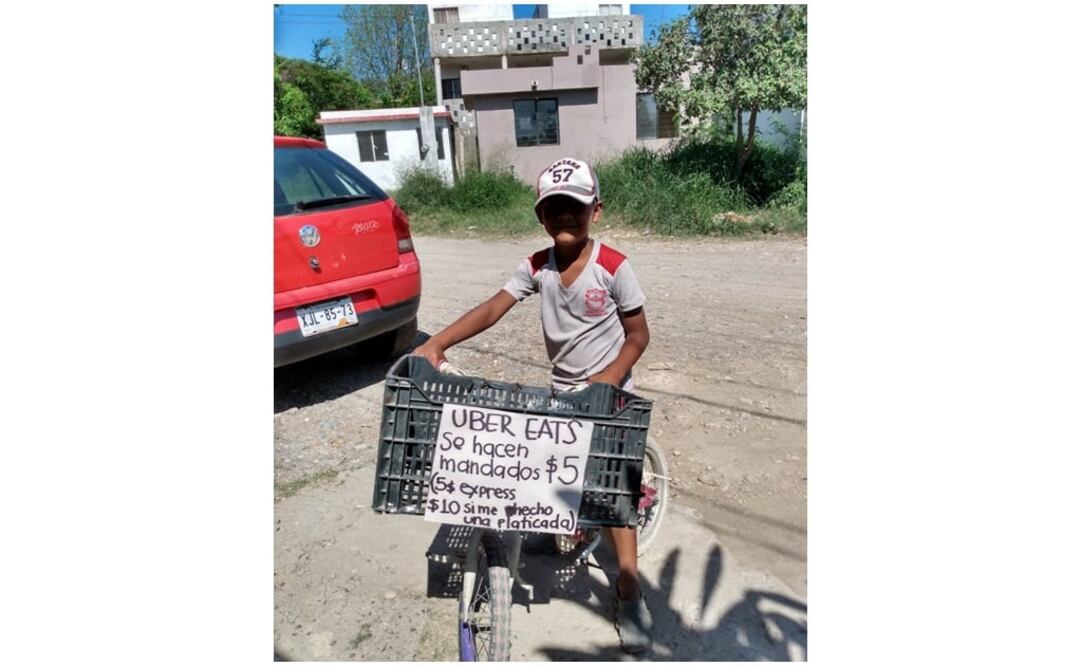 En su bicicleta, el menor ofrece sus servicios de casa en casa, ante la cuarentena por la contingencia. Foto: Especial 