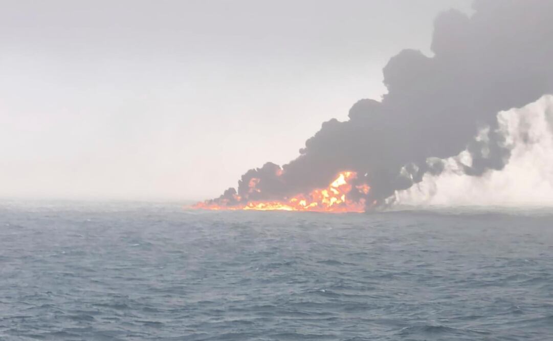 Humo saliendo luego de una colisión entre un buque de carga y un barco petrolero en el mar del Norte, frente a la costa este de Inglaterra, el lunes 10 de marzo de 2025. Foto: AP