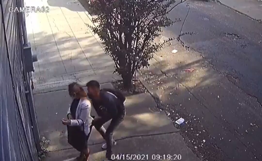 La mañana de este jueves, cerca de las 9:00 horas, cámaras de seguridad captaron el momento en que un hombre agredió sexualmente a una mujer. Foto: Especial