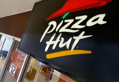 Empresa matriz de Pizza Hut analiza vender la cadena