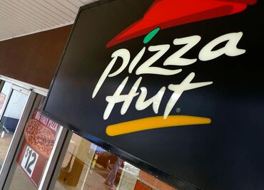 Empresa matriz de Pizza Hut analiza vender la cadena