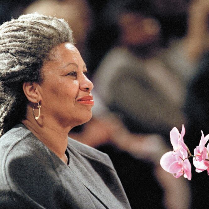 La autora Toni Morrison, descendiente de esclavos, falleció el lunes. En la imagen, en la Catedral St. John the Divine, NY, en 1994. AP