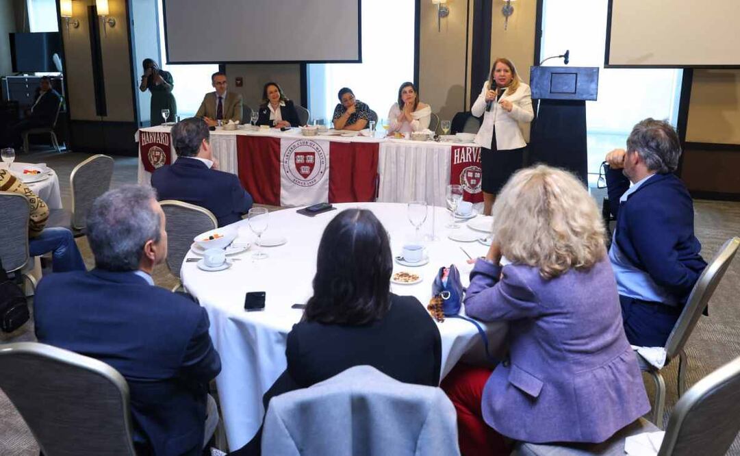Ministras en el evento Ventajas de la Reforma Judicial: Diálogo con las ministras de la SCJN Lenia Batres, Yasmín Esquivel y Loretta Ortiz en la torre mayor. Foto: Fernanda Rojas/EL UNIVERSAL
